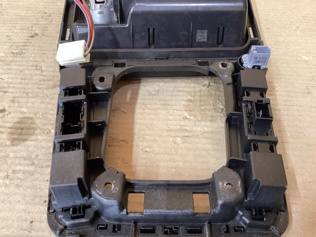 bontott VW PASSAT B8 Első Tároló Rekesz