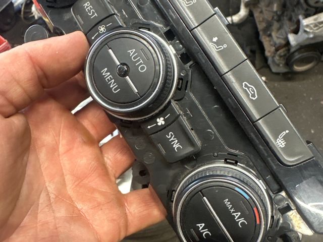 bontott VW PASSAT B8 Fűtéskapcsoló (digit klímás)