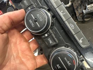 bontott VW PASSAT B8 Fűtéskapcsoló (digit klímás)