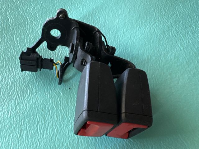 bontott VW PASSAT B8 Hátsó középső Biztonsági Öv Csat