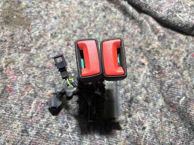 bontott VW PASSAT B8 Hátsó középső Biztonsági Öv Csat