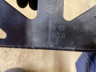 bontott VW PASSAT B8 Hátsó középső Lökhárító Tartó (Műanyag)