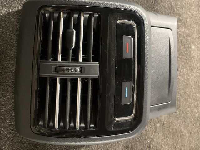 bontott VW PASSAT B8 Hátsó középső Szellőző