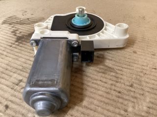 bontott VW PASSAT B8 Jobb első Ablakemelő Motor