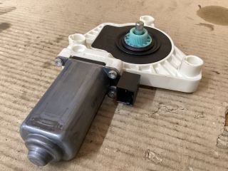 bontott VW PASSAT B8 Jobb első Ablakemelő Motor