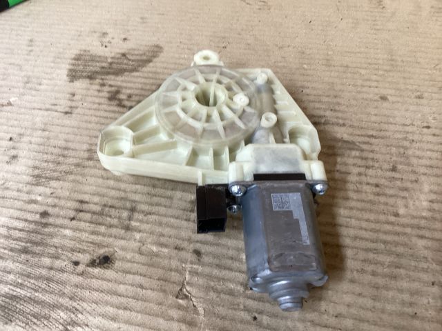 bontott VW PASSAT B8 Jobb első Ablakemelő Motor