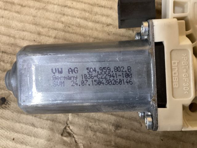bontott VW PASSAT B8 Jobb első Ablakemelő Motor