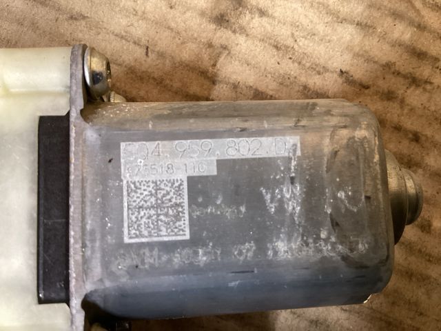 bontott VW PASSAT B8 Jobb első Ablakemelő Motor