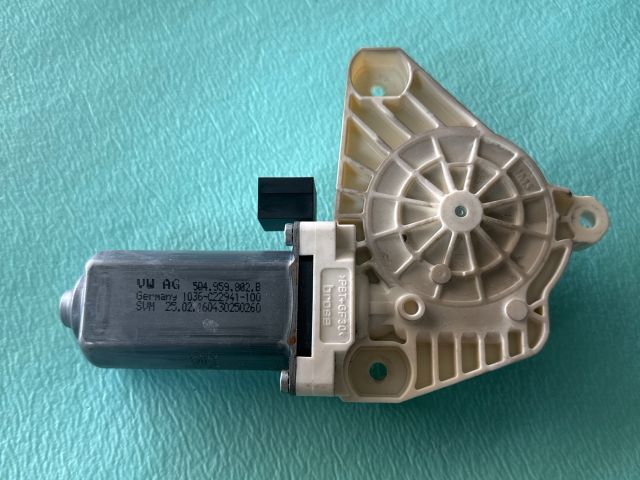 bontott VW PASSAT B8 Jobb első Ablakemelő Motor