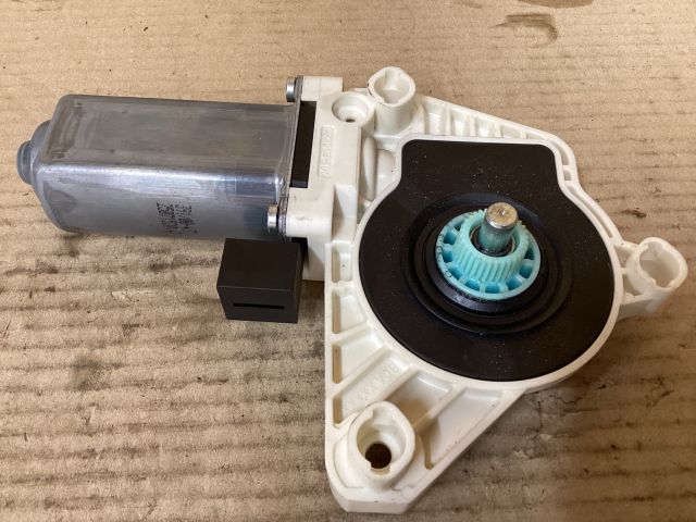 bontott VW PASSAT B8 Jobb első Ablakemelő Motor