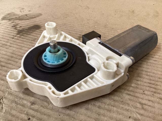 bontott VW PASSAT B8 Jobb első Ablakemelő Motor