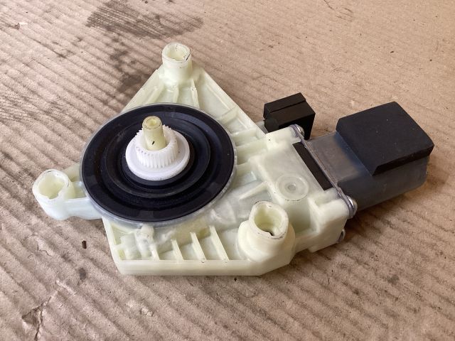 bontott VW PASSAT B8 Jobb első Ablakemelő Motor