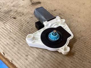 bontott VW PASSAT B8 Jobb első Ablakemelő Motor