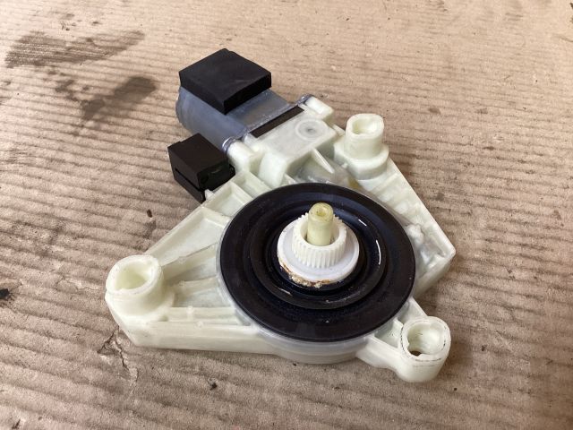 bontott VW PASSAT B8 Jobb első Ablakemelő Motor