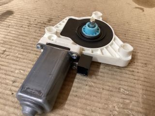 bontott VW PASSAT B8 Jobb első Ablakemelő Motor
