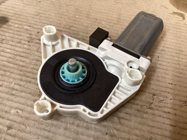 bontott VW PASSAT B8 Jobb első Ablakemelő Motor