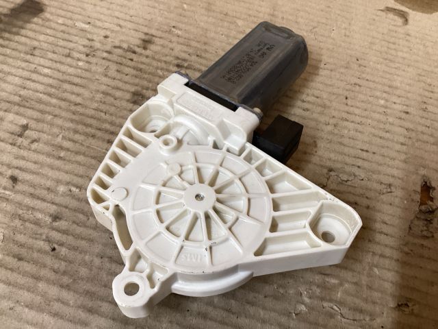 bontott VW PASSAT B8 Jobb első Ablakemelő Motor