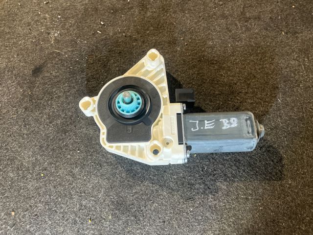 bontott VW PASSAT B8 Jobb első Ablakemelő Motor