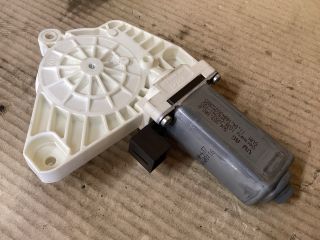 bontott VW PASSAT B8 Jobb első Ablakemelő Motor