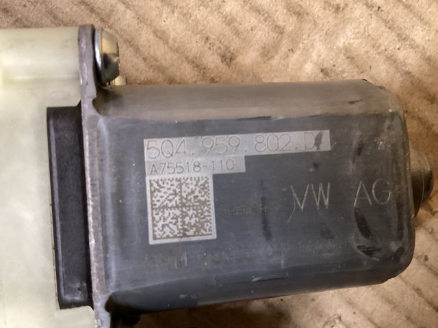 bontott VW PASSAT B8 Jobb első Ablakemelő Motor