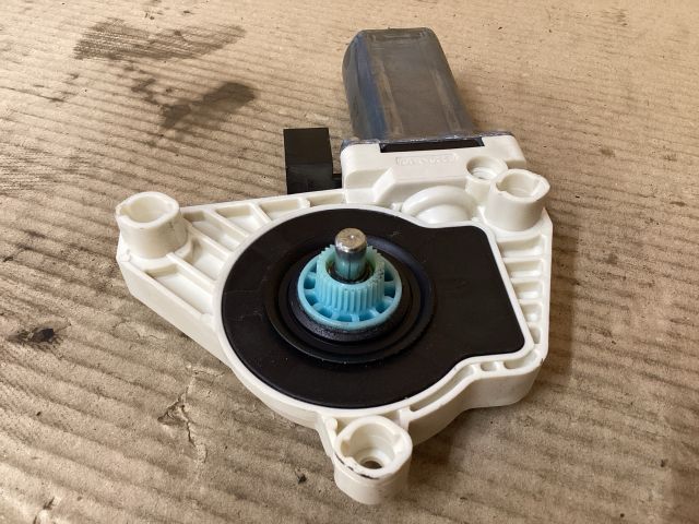 bontott VW PASSAT B8 Jobb első Ablakemelő Motor