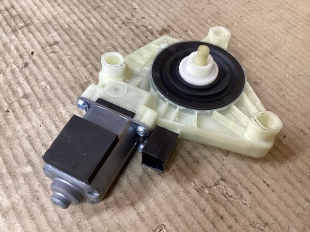 bontott VW PASSAT B8 Jobb első Ablakemelő Motor