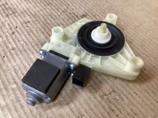 bontott VW PASSAT B8 Jobb első Ablakemelő Motor