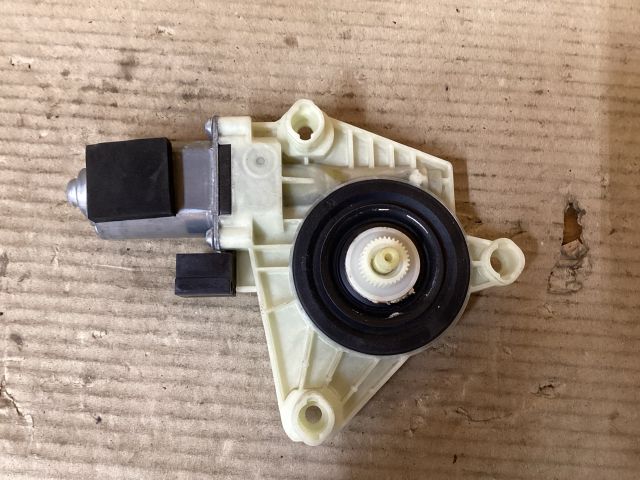 bontott VW PASSAT B8 Jobb első Ablakemelő Motor