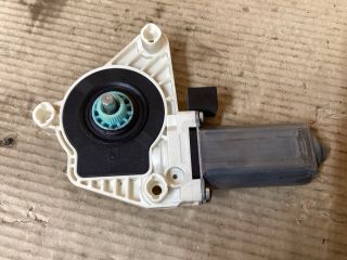 bontott VW PASSAT B8 Jobb első Ablakemelő Motor