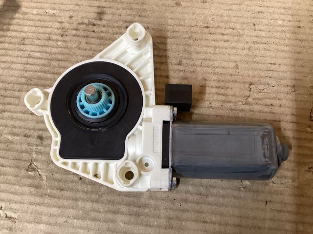 bontott VW PASSAT B8 Jobb első Ablakemelő Motor