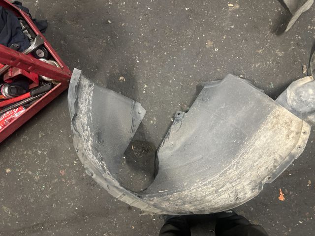 bontott VW PASSAT B8 Jobb első Dobbetét (Kerékjárati, Műanyag)