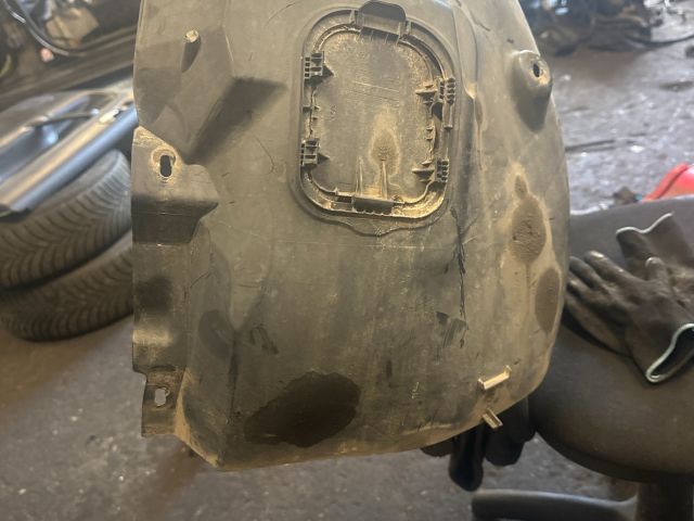 bontott VW PASSAT B8 Jobb első Dobbetét (Kerékjárati, Műanyag)