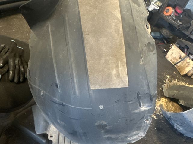 bontott VW PASSAT B8 Jobb első Dobbetét (Kerékjárati, Műanyag)