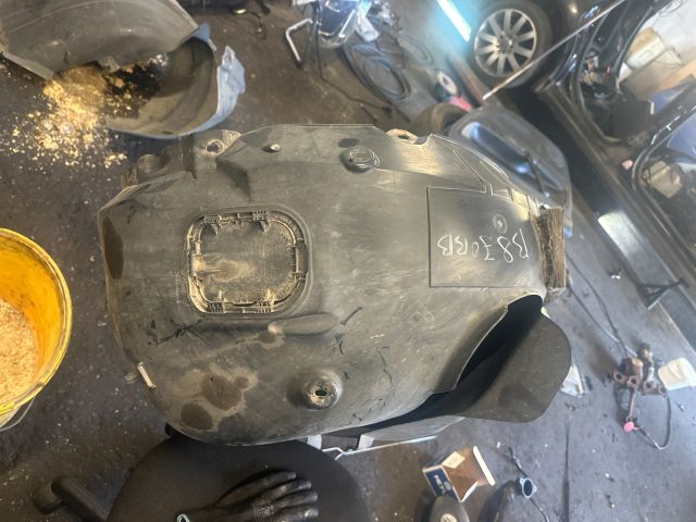 bontott VW PASSAT B8 Jobb első Dobbetét (Kerékjárati, Műanyag)