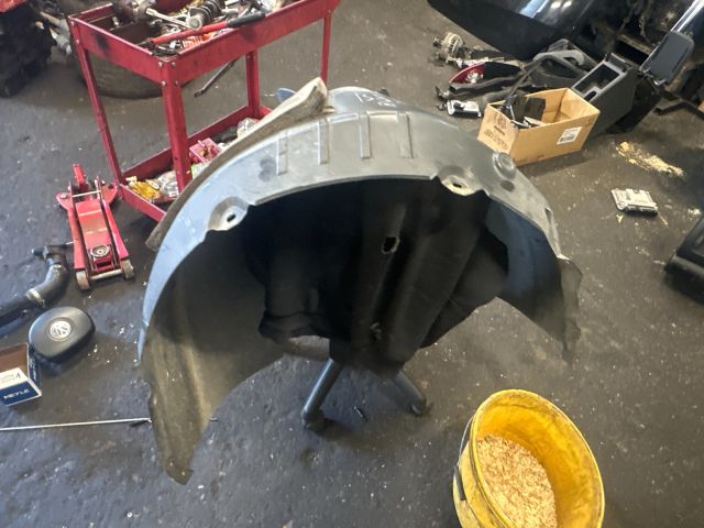 bontott VW PASSAT B8 Jobb első Dobbetét (Kerékjárati, Műanyag)