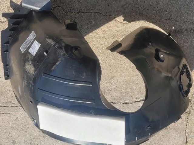 bontott VW PASSAT B8 Jobb első Dobbetét (Kerékjárati, Műanyag)