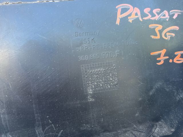 bontott VW PASSAT B8 Jobb első Dobbetét (Kerékjárati, Műanyag)