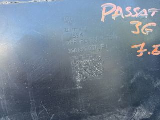 bontott VW PASSAT B8 Jobb első Dobbetét (Kerékjárati, Műanyag)