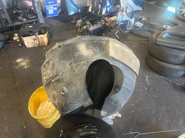 bontott VW PASSAT B8 Jobb első Dobbetét (Kerékjárati, Műanyag)