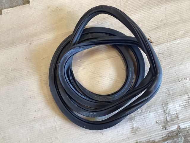 bontott VW PASSAT B8 Jobb első Gumikéder