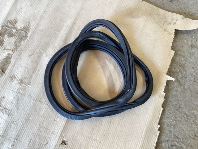 bontott VW PASSAT B8 Jobb első Gumikéder