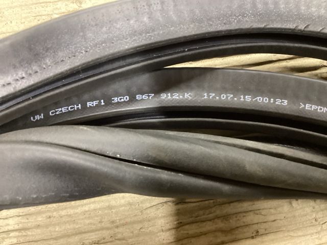 bontott VW PASSAT B8 Jobb első Gumikéder