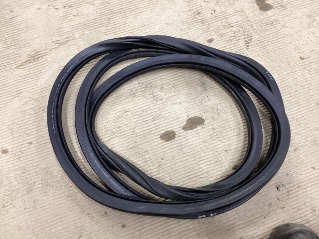 bontott VW PASSAT B8 Jobb első Gumikéder