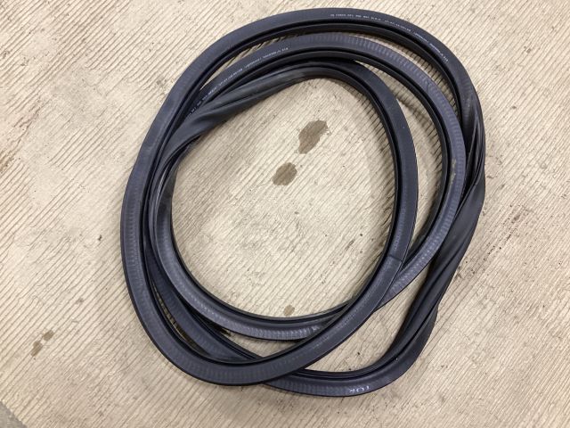 bontott VW PASSAT B8 Jobb első Gumikéder