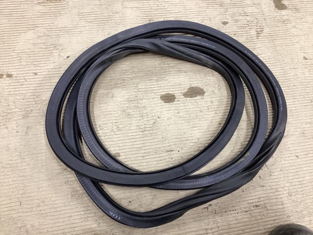 bontott VW PASSAT B8 Jobb első Gumikéder