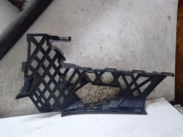 bontott VW PASSAT B8 Jobb első Oldal Lökhárító Tartó (Műanyag)