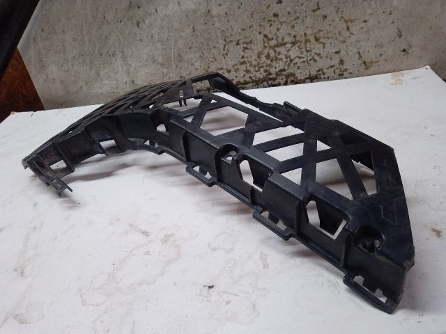 bontott VW PASSAT B8 Jobb első Oldal Lökhárító Tartó (Műanyag)