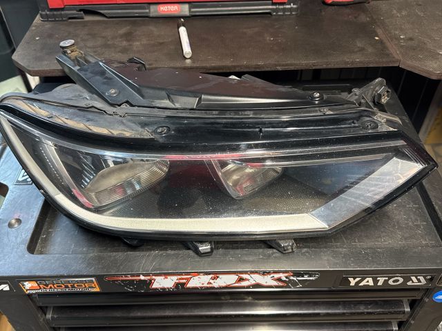 bontott VW PASSAT B8 Jobb Fényszóró