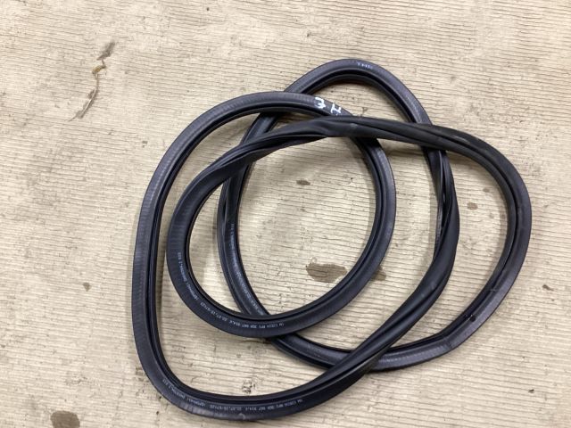 bontott VW PASSAT B8 Jobb hátsó Gumikéder