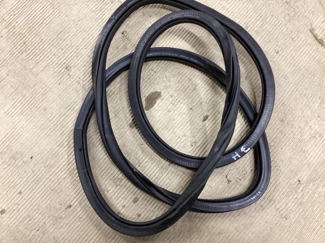 bontott VW PASSAT B8 Jobb hátsó Gumikéder